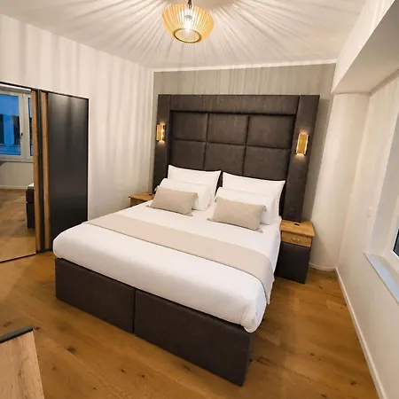 Apartamento Goldenkey-suites - Luxury 'fuggerei' - At Rathausplatz In The Heart Of - New In 2026 - Air-conditioned Augsburgo