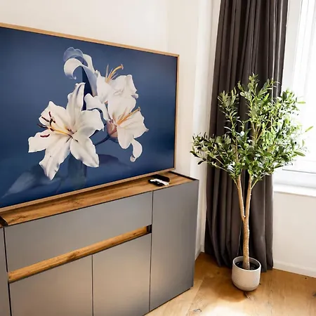 Goldenkey-suites - Luxury 'fuggerei' - At Rathausplatz In The Heart Of - New In 2026 - Air-conditioned