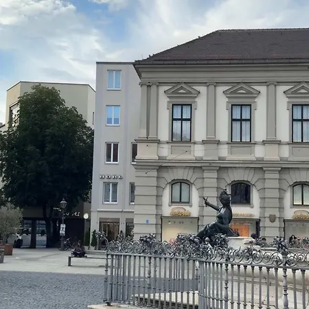 Goldenkey-suites - Luxury 'fuggerei' - At Rathausplatz In The Heart Of - New In 2026 - Air-conditioned *